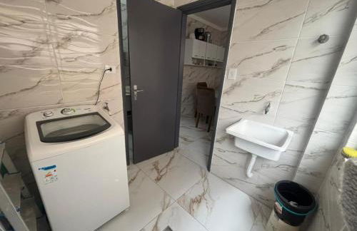 Apartamento com Estacionamento, Wi-Fi, Ar condicionado a 300 metros da Praia da Enseada no Guarujá. - Foto 15