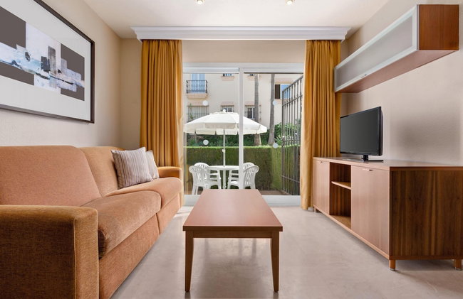 Ramada Hotel & Suites by Wyndham Costa del Sol - Foto 111