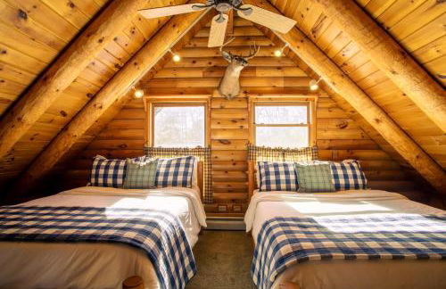 Poconos True Log Cabin with Sauna, Movie Theather, Hot Tub & Fire Pit! - Foto 27