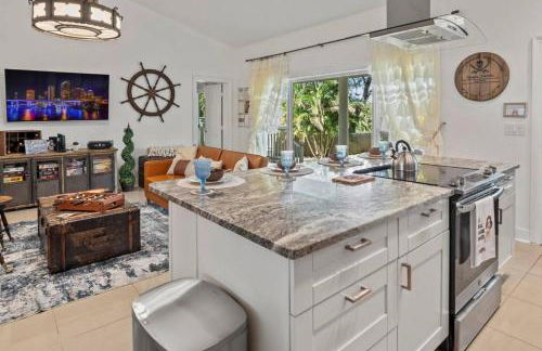 Hideout on the Hillsborough is a Gorgeous Renovated 3BR Pet Friendly Home on the Hillsborough River located in the North End of Seminole Heights - Foto 19