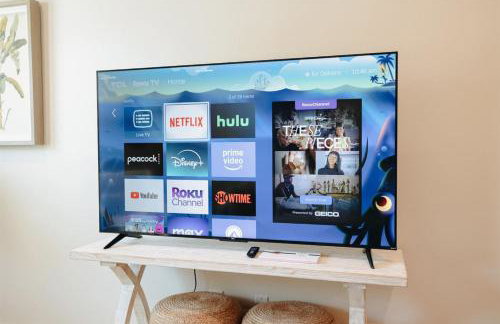 Seabreeze Haven 6 - Steps to Beach, Pet-Friendly, Pool, Fast WiFi - Photo 8