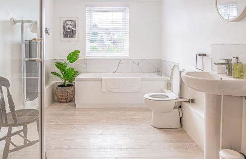 Stunning Townhouse with Large Garden - Sleeps 8! - Photo 52