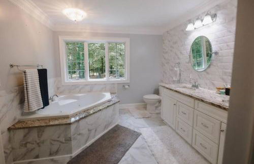 The Athena Hideaway - hottub, firepit, lake & racetrack - Foto 44