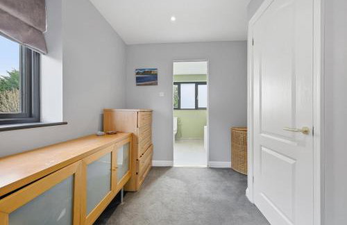 Four Bed House by Brookland Stays Serviced Accommodation Short Lets Brentwood with Free WiFi - Foto 4