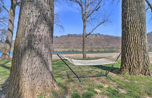 Scenic Riverview Getaway with Screened Porch! - Foto 35