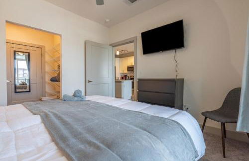 Top Floor City Views! King Bed Pool Gym Free Parking - Foto 26