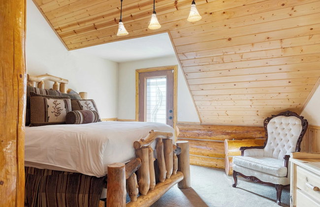 Pinetree Place by Avantstay Group Cabin w/ Hot Tub Minutes to the Lake - Photo 53