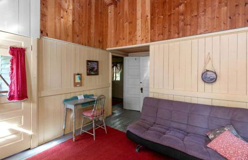 Romantic Couples' Cabin Retreat with Fireplace near White Mountain Forest - Foto 6