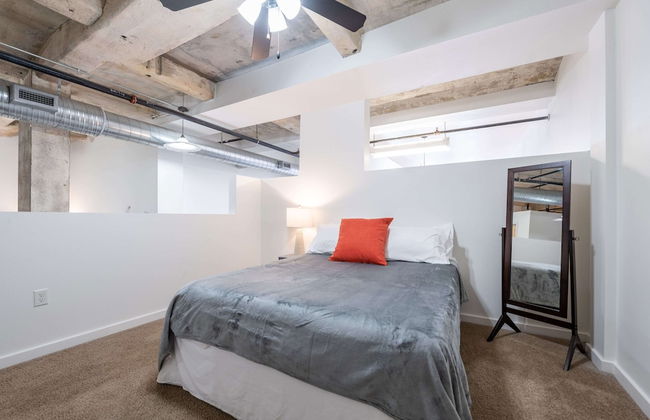 Luxury Historic Loft with Gym - Photo 33