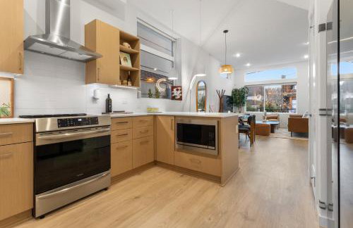 Luxe Central Home with Views & Rooftop - Foto 14