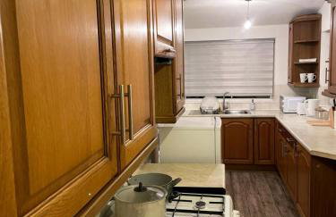 Lovely Spacious House Family & Contractor Friendly 3 Bedroom Near Leeds Centre Sleeps 8 - Foto 30