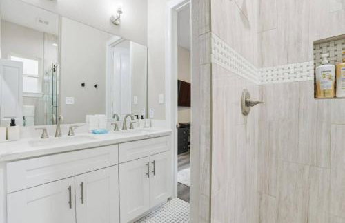 O26A Single Story 2BR Townhome King Beds Pet Friendly Houston - Foto 23