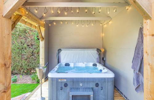 Queens Barn - Photo 2