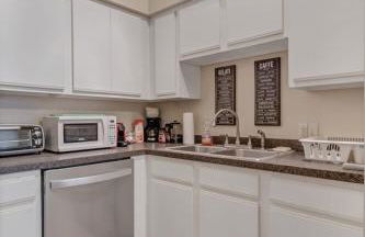 LT Stay Discounts! Cozy 2 BR Apt - Pet Friendly! - Foto 9