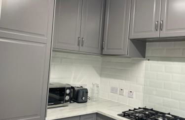 Luxury 3 Bedroom Flat with Garden - Photo 8