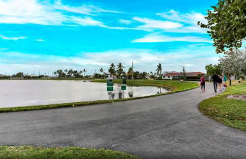 4BR Beach House Private Pool Minutes to Beach - Foto 25