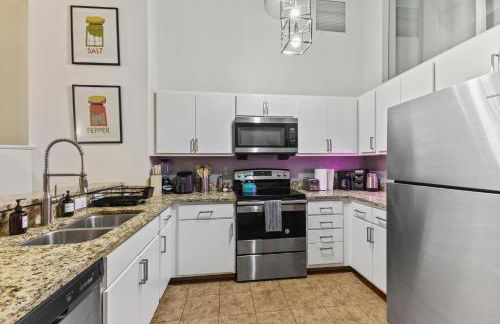 2BR Downtown Gem with Arcade games! - Sleeps 7 - Near Convention Center - Stadium - Photo 42