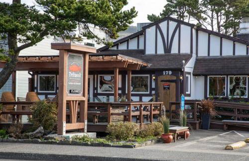 Cannon beach vibes, steps to the beach,WIFI,3 full bedroom en suites with 3 fireplaces,Near Downtown - Photo 16