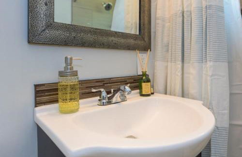 Charming and Cozy 1 Bedroom 1 Bathroom Guest Suite in Silverlake - Foto 59