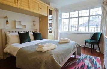 Spacious Home Near Wembley, Free Parking, Close to Tube, Garden - Photo 11