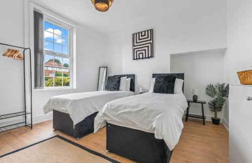 Stylish 4Bed Executive Stay WiFi and Parking - Photo 11