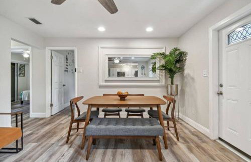 Family Friendly Beach Escape - Modern Retreat near Beaches - Sleeps 6 - Fast WiFi - Foto 38