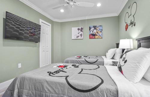 Brand NEW Modern Luxury wPrivate Pool Hot Tub BBQ Home Cinema 2 Miles to Disney - Foto 46