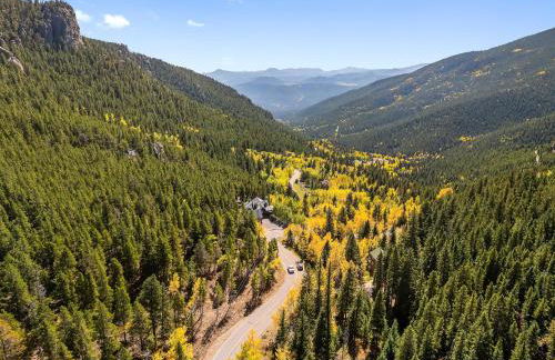 Nestled Inn Vacation Home Rental Evergreen - Trails, Views, Hot Tub, Skiing! - Foto 35