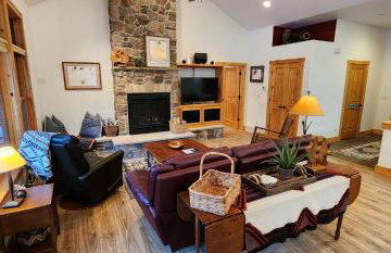 Sundance Spacious Vaulted Ceiling cabin, Hot tub, huge lawn - Foto 15