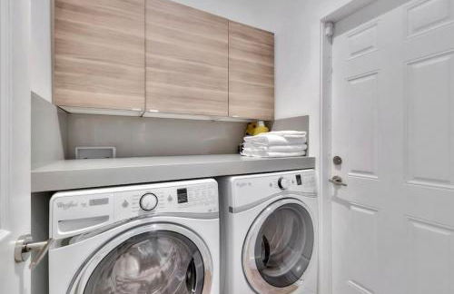 Lynoras Luxe Estate 3 bedroom 3 bath with Modern Design and Heated Pool - Foto 57