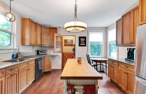 Mountain View Victorian with Convenient Location and Lots of Space tp Play farmhouse - Foto 22