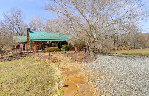 Large Deck: Luxe 6-Acre Retreat in Dahlonega! - Photo 34