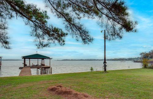 Lakefront Frankston Cabin with Dock and Fire Pit! - Foto 1