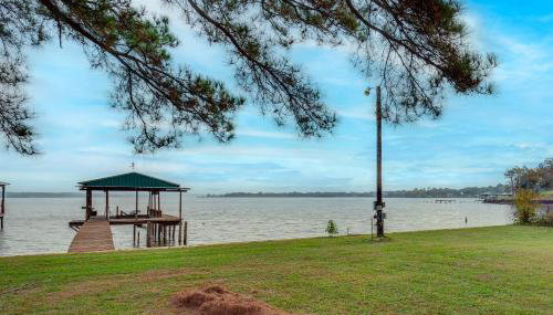 Lakefront Frankston Cabin with Dock and Fire Pit! - Foto 1