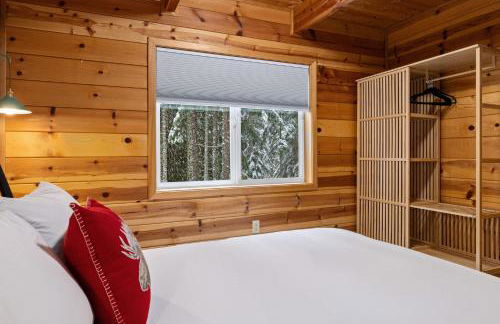 Alpine Retreat at Snoqualmie Pass- 5-Min to Slopes, Private Creek, BBQ, Fireplace, Smart TVs, Kids Games, Hi-Speed Wi-Fi - Foto 26