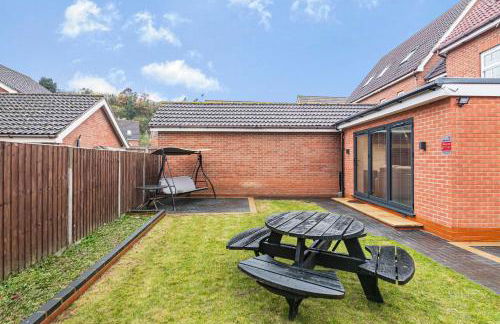 The Roost Group - 8-Bed Home, 5 Mins to M25&A13 - Foto 8