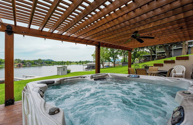 Waterfront 5 BR w/ Hot Tub Sleeps 13! - Foto 37