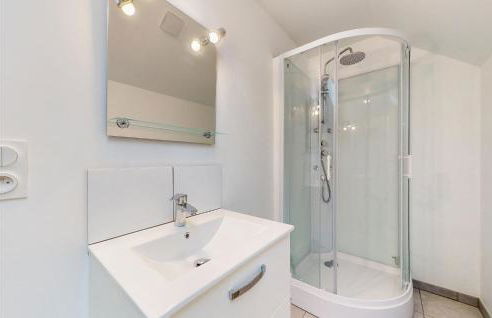 Cozy Apartment In Neuilly Le Vendin - Photo 16