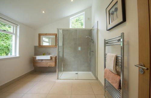 Ardeonaig Lodge with Hot Tub & Water Fronted Games room - Foto 31