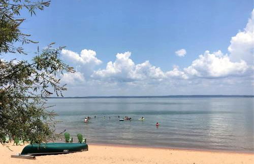 Peaceful Lakefront Cabin with Loft, Beach Access & Sunset Views in Buchanan Dam, Texas - Foto 5