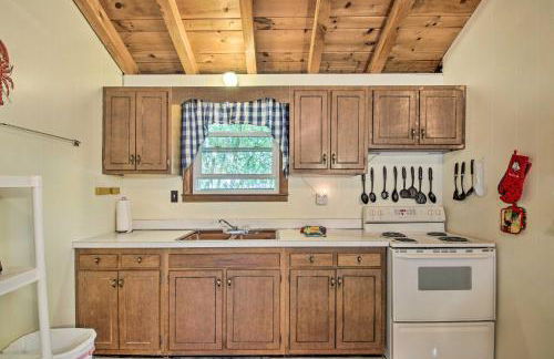 The Den Raymond Home with 200 Feet of Sandy Beach! - Foto 13