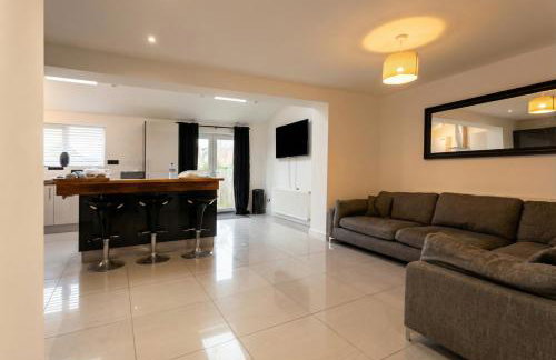 Contemporary Private Home Near Nottingham with Free Parking and Garden - Foto 5