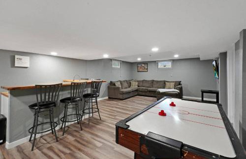 Arvada Retreat + 6 BD + Movie Theater - Photo 24