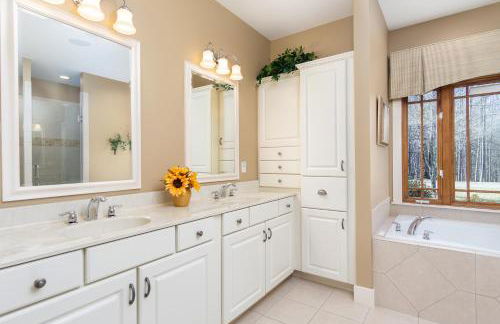 Fireside Retreat Hot Tub, Game Area, Fire Pit & Mountaintop Views! - Foto 25