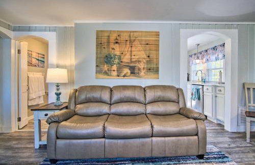 Walk to Swifts Beach! Classic Cottage with Deck - Foto 6