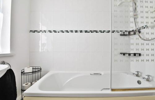 3-Bed Contractor Ready Stay Near City & M4 Access with Parking & Wi-Fi - Foto 15