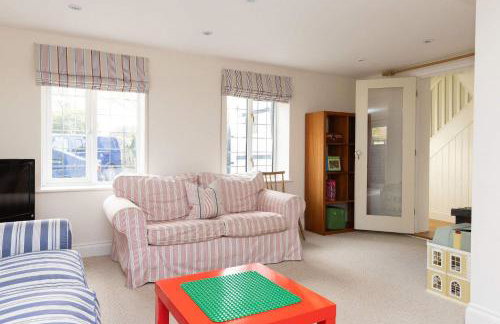 Spacious Coastal Family Home Sleeps 8 - Photo 18