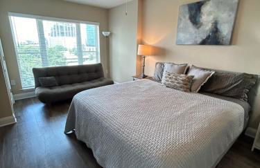 Spacious 2 Bedroom 2 Bathroom Apartment with Balcony in Uptown Charlotte! City Views & Free Parking! - Foto 19