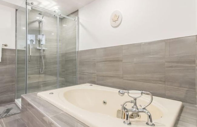 Modern Meets Rustic - 2 Bdrm Old Quebec - Photo 15