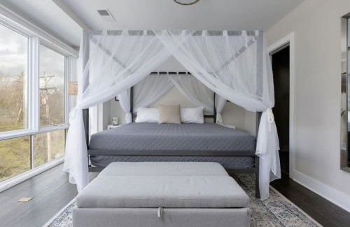 Modern Townhome, Large Game Room with Ping Pong, 10min to Downtown! Sleeps 10! - Foto 1